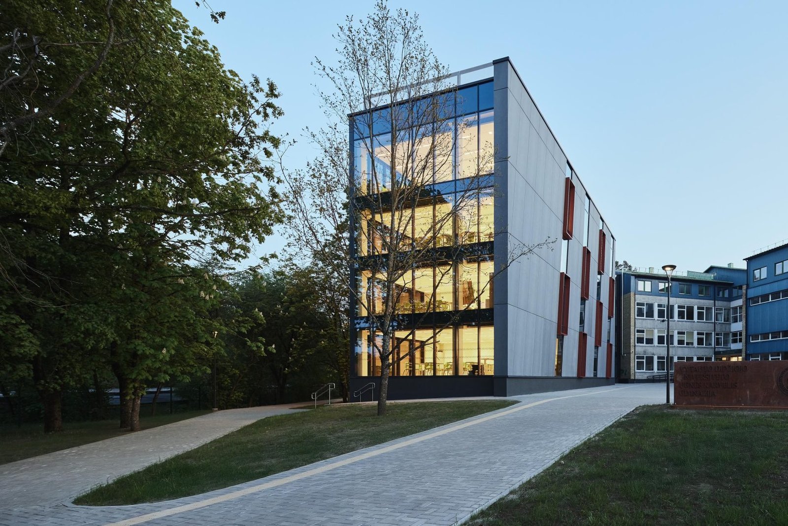 10 Nebrau Ugnes Karvelis